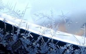 冬天窗户上的冰花在内侧还是外侧